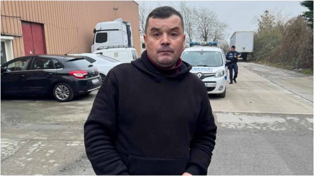 Român găsit rătăcind pe autostradă, la Calais, fără acte și telefon: „Se prezintă Liviu Iulian, acum e în grija poliției”