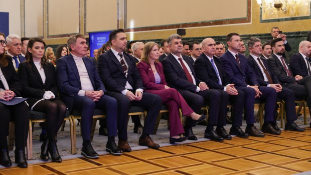 Românii pot călători în SUA fără vize din 31 martie. Decizia, oficializată de Marcel Ciolacu, ambasadoarea SUA și Hagi: „Un moment istoric”