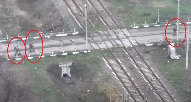 Soldați ruși pe trotinete electrice au fost filmați când atacă pozițiile ucrainene: „Este o problemă foarte mare” | VIDEO