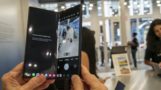 Când se lansează noul smartphone pliabil Samsung Galaxy Z Fold7 și ce procesor va avea