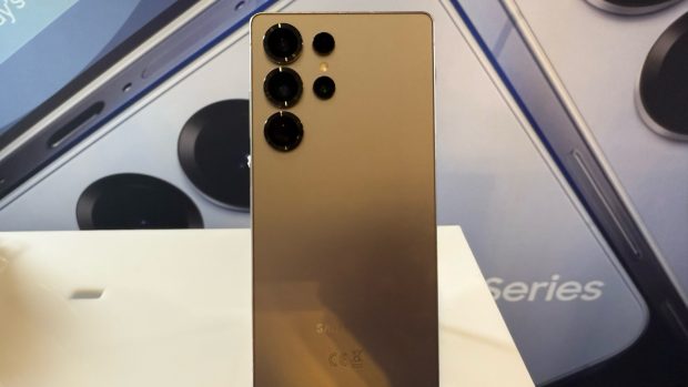 Care telefon e mai ușor de reparat dintre Samsung Galaxy S25 Ultra și iPhone 16 Pro Max