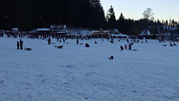 Mii de români au petrecut prima zi a anului la munte: trafic infernal, aglomerație în parcări și pe pârtie la Poiana Brașov și Sinaia