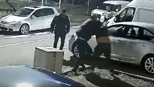 Mircea Cenan, liderul galeriei Universității Cluj, înjunghiat în plină stradă | VIDEO