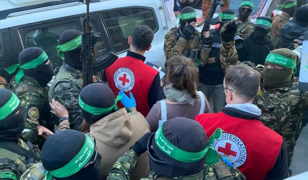 Schimb de prizonieri între Israel și Hamas: Patru soldați israelieni, eliberați după 477 de zile de captivitate