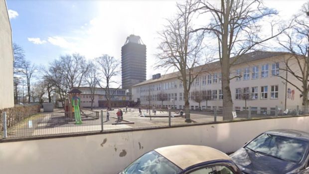 Un elev de 8 ani a găsit 15.000 de euro într-un ghiveci din curtea școlii: „Nu pare că i-a pierdut cineva din greșeală”, crede poliția germană