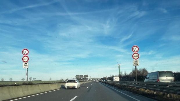 Trei semne de circulație de pe autostradă au fost înțelese greșit de zeci de șoferi, toți amendați pentru viteză în Germania