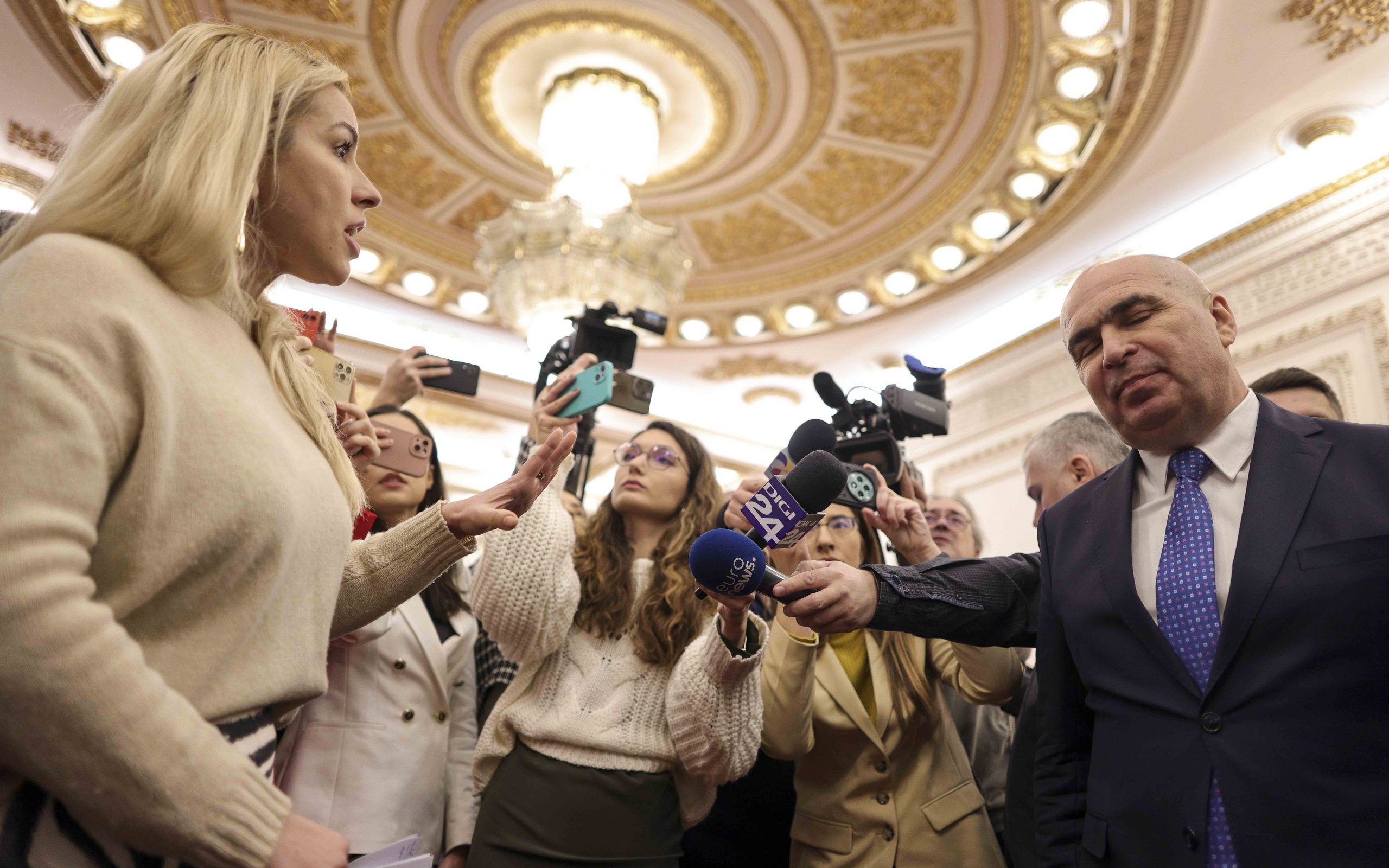 Culisele scandalului de la Senat, unde Bolojan vrea reorganizare prin concedieri masive. „Puteau începe cu reducerea cheltuielilor senatorilor”