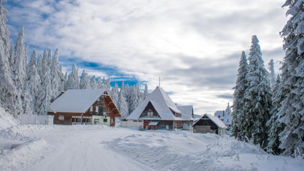 Destinația turistică unde se schiază cel mai ieftin în România: un skipass costă doar 80 de lei și cazările încep de la 100 de lei pe noapte