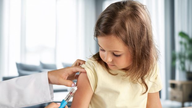 Dezinformarea din mediul online, cauza principală pentru scăderea ratei de imunizare la copii: „Tot mai mulți părinți aleg să nu își vaccineze copilul”