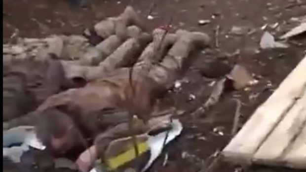 Soldații ruși s-au filmat în timp ce executau prizonieri ucraineni în Donețk. „Al meu e, ia telefonul”
