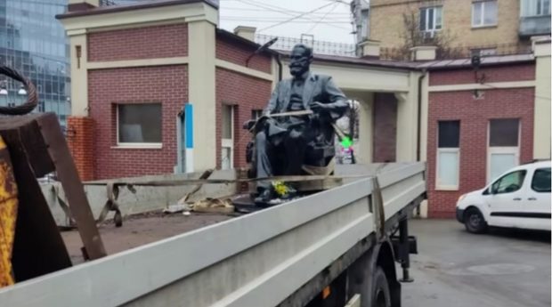 Ucrainenii au demontat statuia savantului Ivan Pavlov din Kiev. „A făcut experimente crude nu numai pe animale, ci și pe oameni”