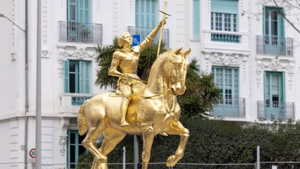 Un primar francez de dreapta a primit ordin să îndepărteze statuia Ioanei d’Arc