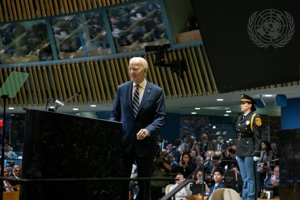 Povestea româncei care a stat 40 de minute nemișcată în spatele lui Joe Biden, la sediul ONU. Ștefana l-a escortat și pe Volodimir Zelenski