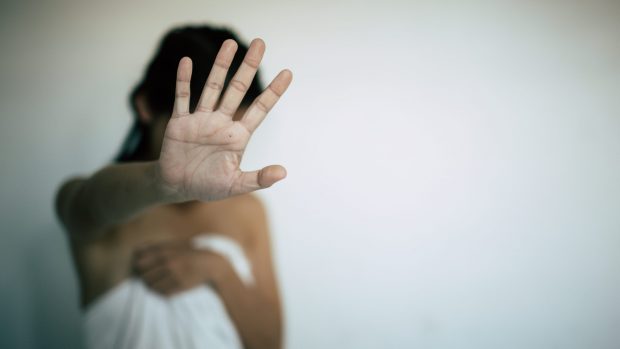 Un asistent medical din Iași este acuzat că și-a agresat sexual fiica vitregă de 14 ani. Mama copilei a depus plângere la poliție