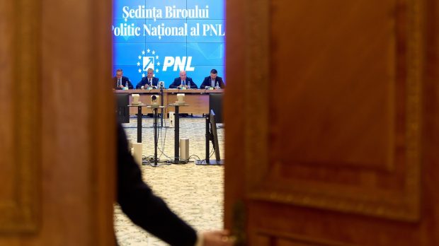 Supărare în PNL pentru lipsa susținerii lui Crin Antonescu. Discuții în spatele ușilor închise: „Știți care este principalul comunicator al PSD?”