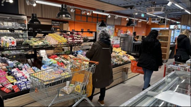 Un supermarket care se închide a scos toate produsele la vânzare la jumătate de preț, în ultima zi: „Ce nu se dă ajunge acasă la angajați”