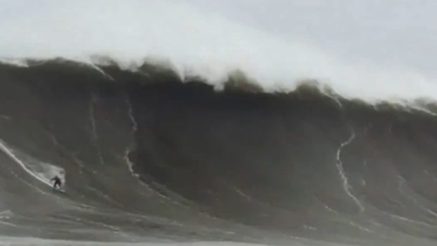 Un val de 33 de metri înălțime și un nou record mondial pentru un surfer din California: „Era atât de multă apă” | VIDEO