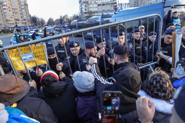 O femeie s-a infiltrat în protestul pro-Georgescu și a afișat mesajul „NU GEORGESCU”