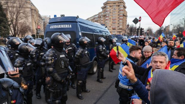 Susținătorii lui Călin Georgescu s-au îmbrâncit cu jandarmii în Piața Victoriei și au aruncat cu petarde și obiecte metalice