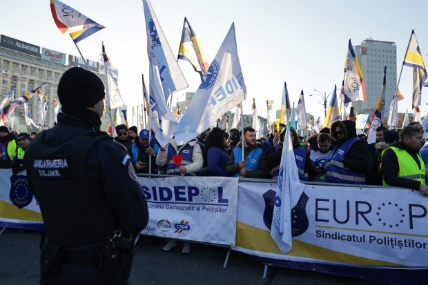 Sute de polițiști din Brăila au venit la protestul din București. Ce le-a transmis Marcel Ciolacu manifestanților