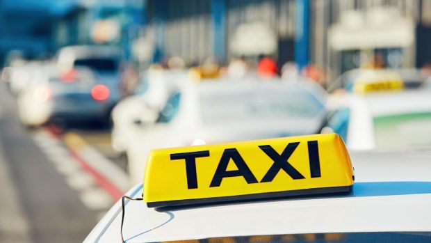 Primăria Galați favorizează taxiurile ecologice pentru a combate poluarea. Cum se acordă punctajul și cât costă licența