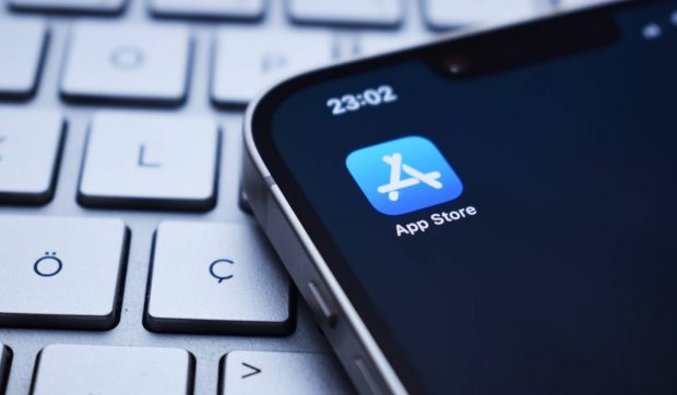 Apple activează funcţiile AI în mod implicit în cea mai recentă actualizare a sa de software pentru iPhone, iPad şi Mac