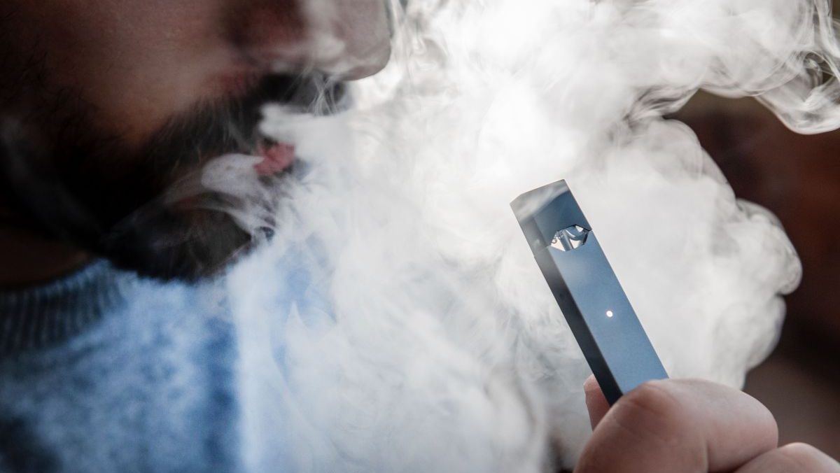 Țigările electronice pot provoca pneumonie chimică, anunță un reputat medic român. „Nu există tratament”