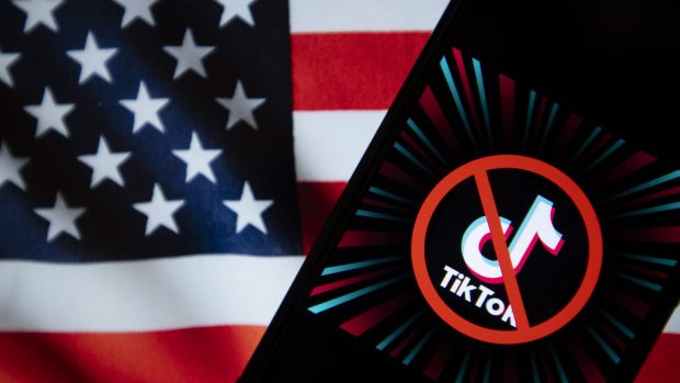 TikTok a fost eliminată din magazinele de aplicații ale Apple și Google din SUA. „Aplicaţia nu este disponibilă în ţara dvs.”