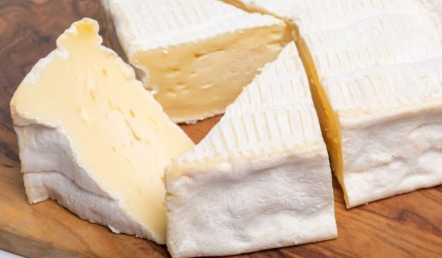 Carrefour retrage un sortiment de brânză suspectată de contaminare cu E. coli. La ce simptome să fii atent dacă ai consumat alimentul