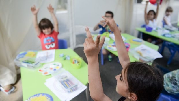 Tot mai puțini copii români merg la grădiniță. Suntem pe ultimele locuri în UE la educația timpurie: „România bananieră educațional”