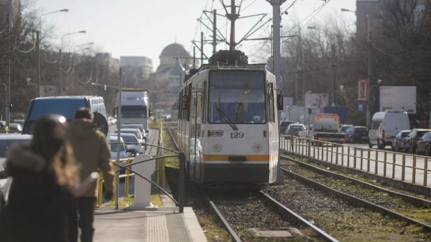 Un tramvai a sărit de pe șine și s-a izbit puternic de un stâlp, în Capitală. Circulația a fost blocată mai bine de o oră