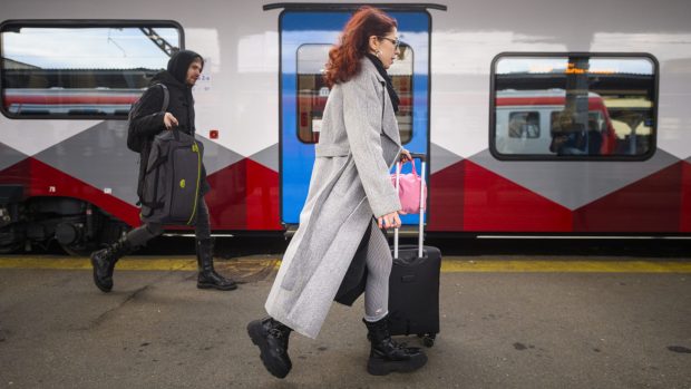 Studenții nu mai pot cumpăra bilete de tren online de la 1 ianuarie. Trebuie să prezinte actul de identitate la ghișeele CFR
