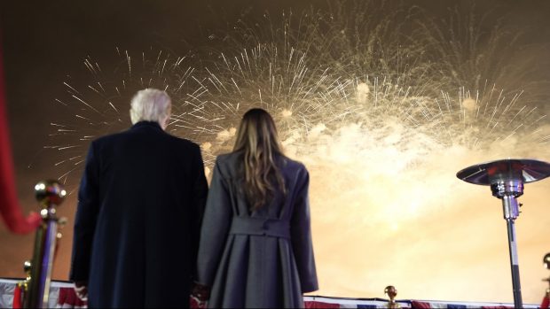 Donald Trump a sosit la Washington și festivităţile de învestire au început cu focuri de artificii și un imitator al lui Elvis, care i-a cântat | VIDEO