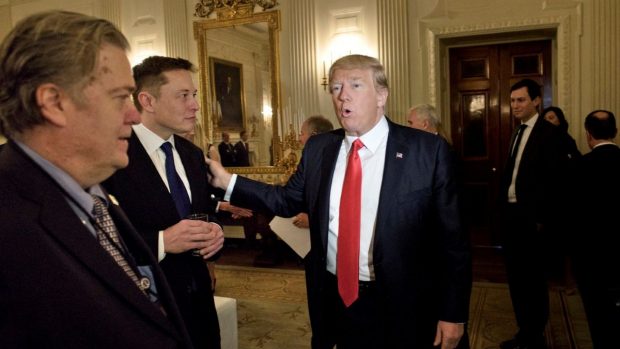 Ex-consilierul lui Donald Trump îl cataloghează pe Elon Musk drept „rasist” și „cu adevărat rău” și promite că miliardarul „nu va avea acces deplin la Casa Albă”