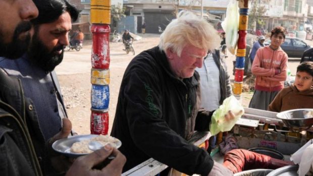 Donald Trump de Pakistan. Cântă și vinde budincă de orez cu numele lui Trump pe marginea drumului