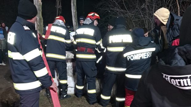 Un bărbat a căzut într-o fântână în Dolj în timp ce o păzea, un obicei tradițional de Bobotează în Oltenia