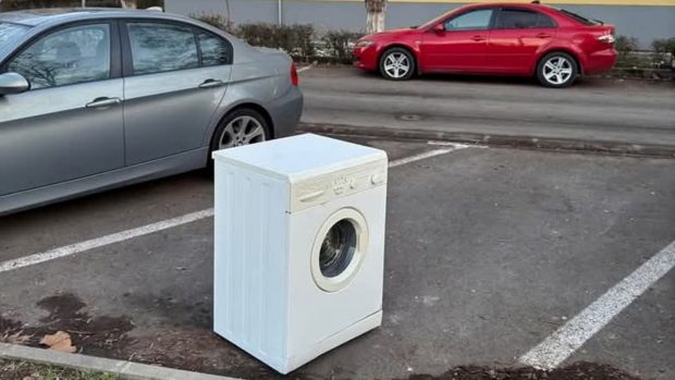 Un bărbat din București a blocat un loc de parcare cu o mașină de spălat: „Fiecare parchează ce are”