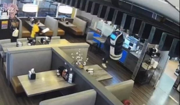 Un hoț a vrut să fure chelnerul robot în valoare de 18.000 de dolari dintr-un restaurant din California. Colegii l-au salvat pe „angajat” | VIDEO
