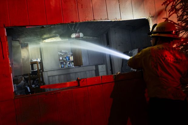 Un bărbat deghizat în pompier a fost arestat în timp ce jefuia o casă din Malibu. Circa 20 de hoți, prinși într-o săptămână de incendii în California
