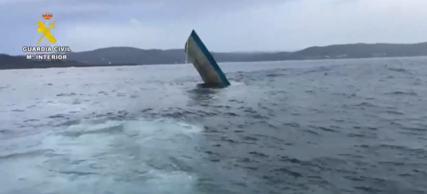 Momentul în care un narco-submarin s-a rupt în două în timp ce era remorcat, în Spania | VIDEO