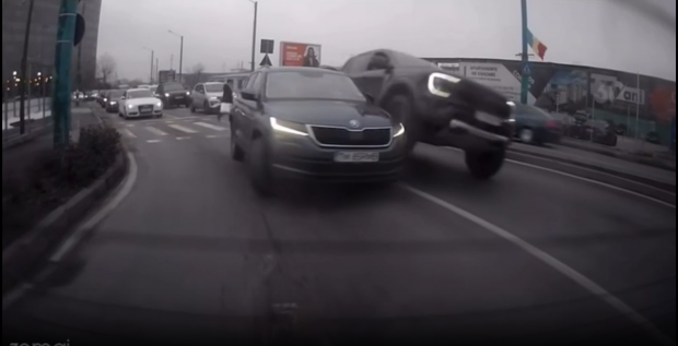 Un șofer din București cu un Ford Raptor a vrut să se urce pe o Skoda, în Timișoara. Polițiștii au văzut filmarea și au dat amenzi de mii de lei