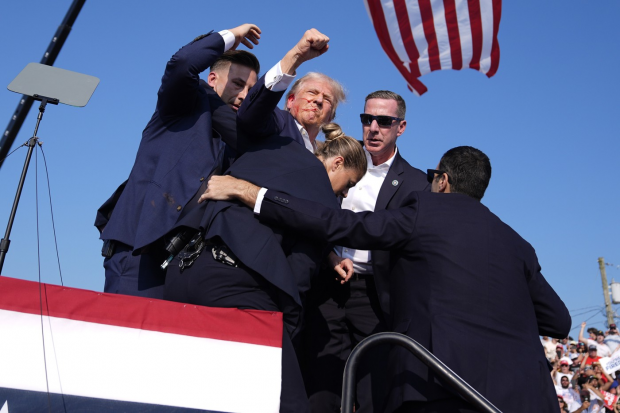 Agentul care l-a protejat cu corpul său pe Donald Trump, când s-a tras asupra președintelui ales, a fost promovat șef al Secret Service