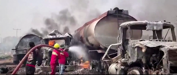 70 de oameni au murit când adunau benzină dintr-o cisternă care s-a răsturnat și a explodat, pe o șosea din Nigeria
