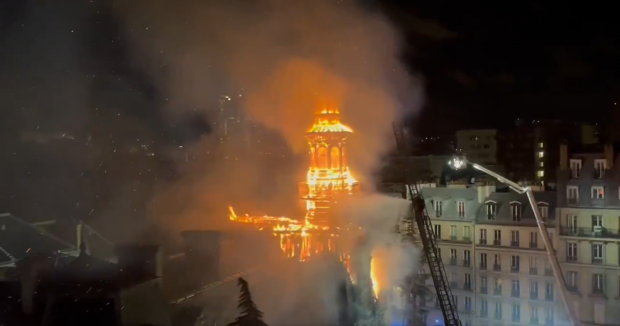 Turla unei primării din Paris a ars, iar acum se află în pericol de prăbușire