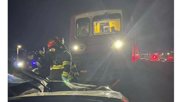 Tânără din județul Iași, în stare critică după ce mașina pe care o conducea a fost spulberată de tren