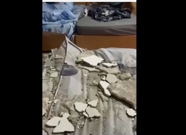 Tavanul unui dormitor abia renovat i-a căzut în cap unui elev de la Școala de Poliție din Câmpina, când se pregătea să doarmă: „Să primească în viitor căști de protecție”