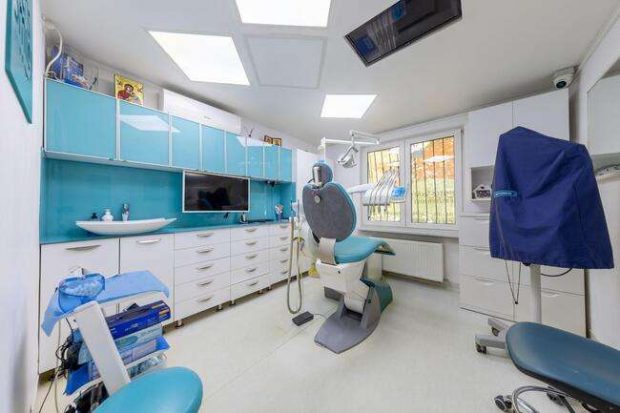 Acum aproape 20 de ani, Cristina Munteanu deschidea prima clinică dentară în sectorul 5, motivată de a-i ajuta pe pacienți să scape de teama de dentist. Avusese o traumă în copilărie legată de o durere puternică la dentist și a vrut ca ea să facă stomatologia altfel