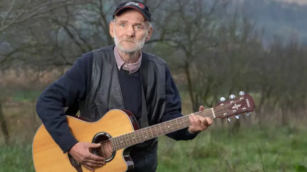 Vasile Leva, artistul care a compus legendara piesă folk „Străinul”, a murit. „Muzica și poezia nu-mi ies din cap câte zile oi avea”