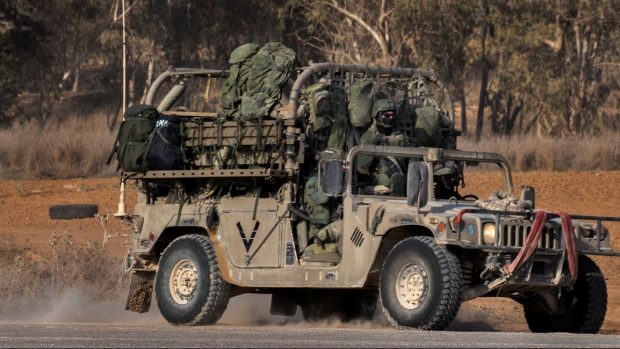 Un grup de hoți a furat echipament militar dintr-o bază militară din California, profitând de incendii