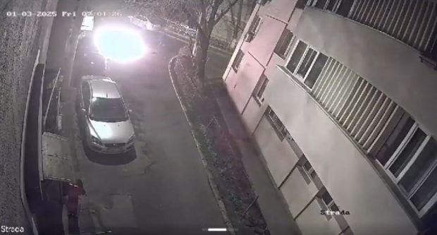Momentul când femeia din București a dat foc unei mașini după ce a fost concediată de la un salon de masaj. I-a luat un minut | VIDEO